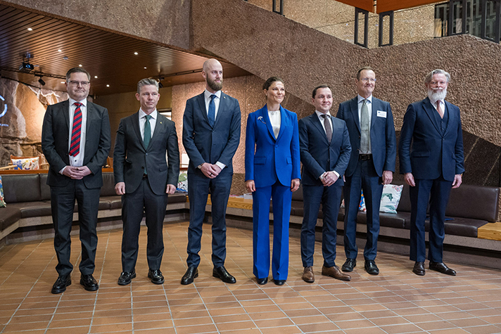 Kronprinsessan står tillsammans med, från vänster, statssekreterare Daniel Liljeberg, försvarsminister Pål Jonson, minister för civilt försvar Carl-Oskar Bohlin, Finlands näringsminister Wille Rydman, Försörjningsberedskapscentralens verkställande direktör Janne Känkänen samt Sveriges ambassadör Peter Ericson.