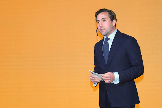 Bistånds- och utrikeshandelsminister Benjamin Dousa talarr. 