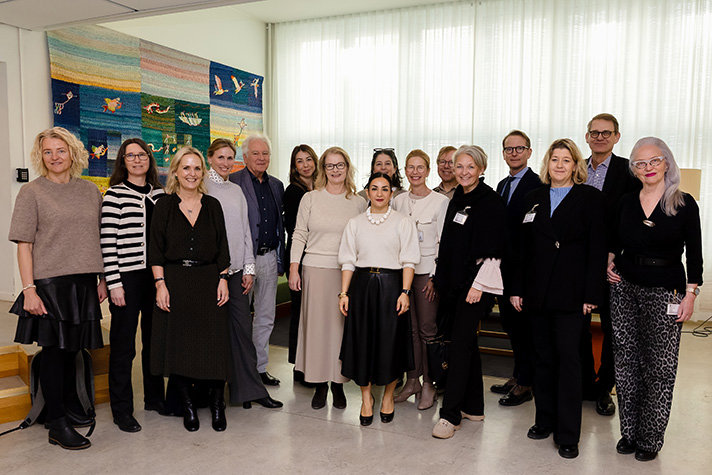 Kulturminister Parisa Liljestrand och skolminister Lotta Edholm med rådet för Ett läsande land.