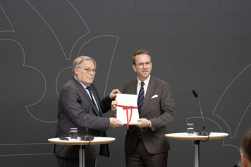 Utredare Claes Norgren lämnar över utredningen till Andreas Carlson