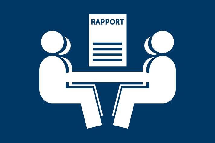 Infografik föreställande personer vid ett bord med en rapport i bakgrunden.