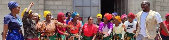 Grupp av kvinnor som firar.