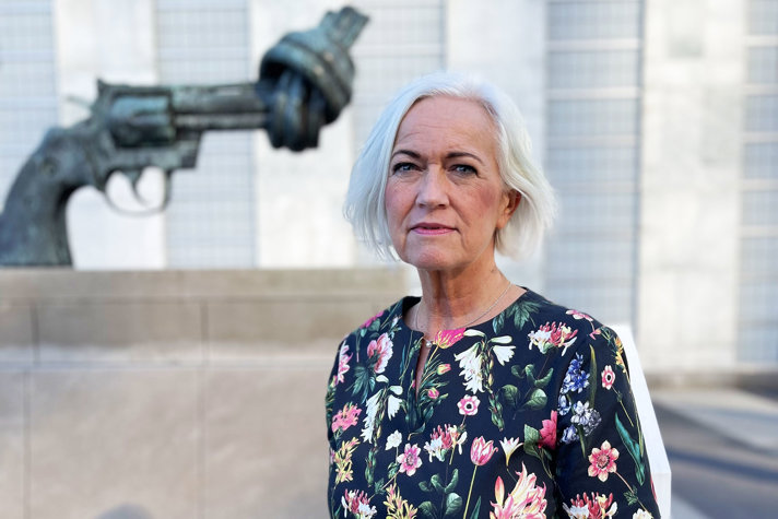 Porträtt på Acko Ankarberg Johansson. I bakgrund en staty av en pistol med knuten pipa.