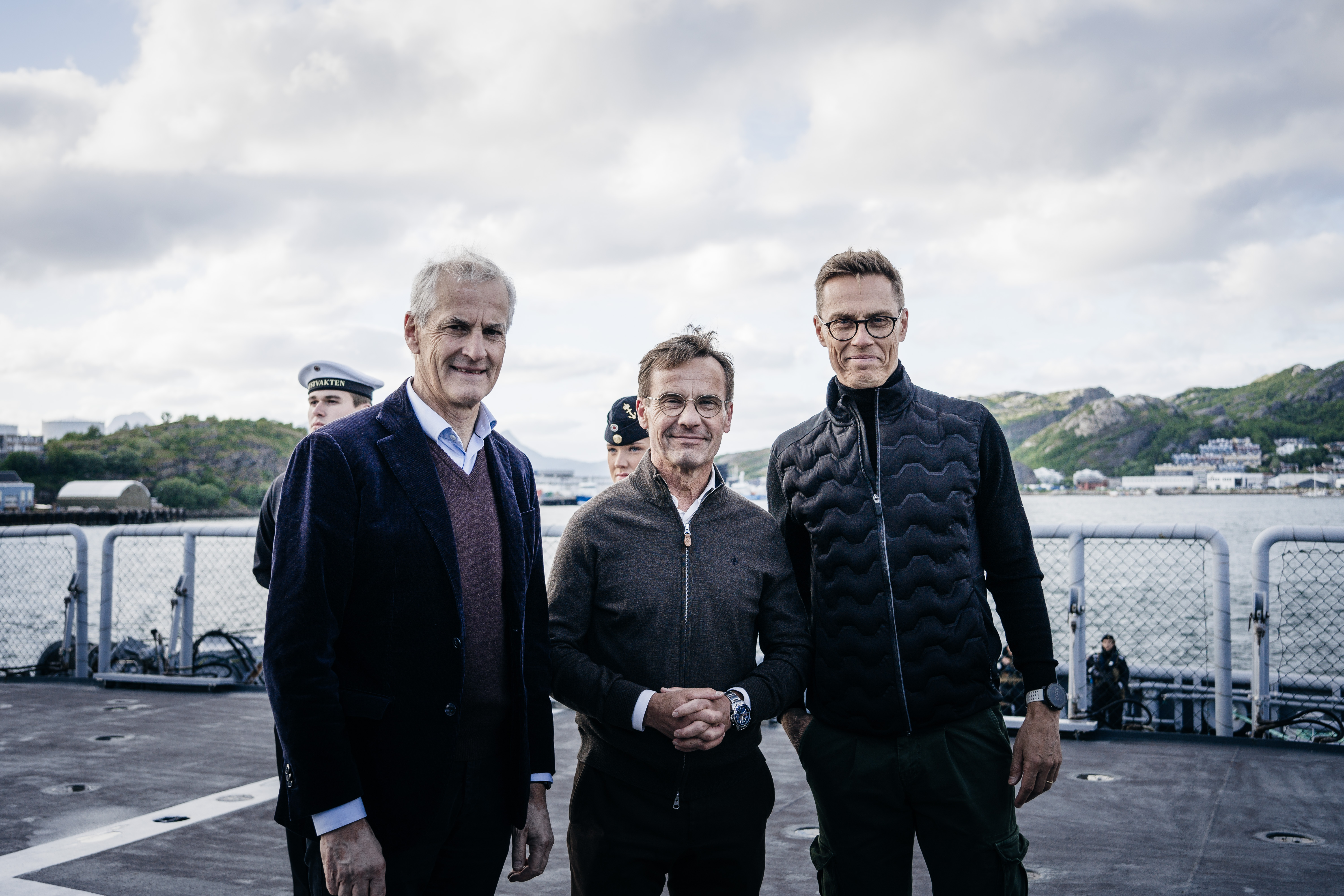 De tre ministrarna med vatten i bakgrunden.