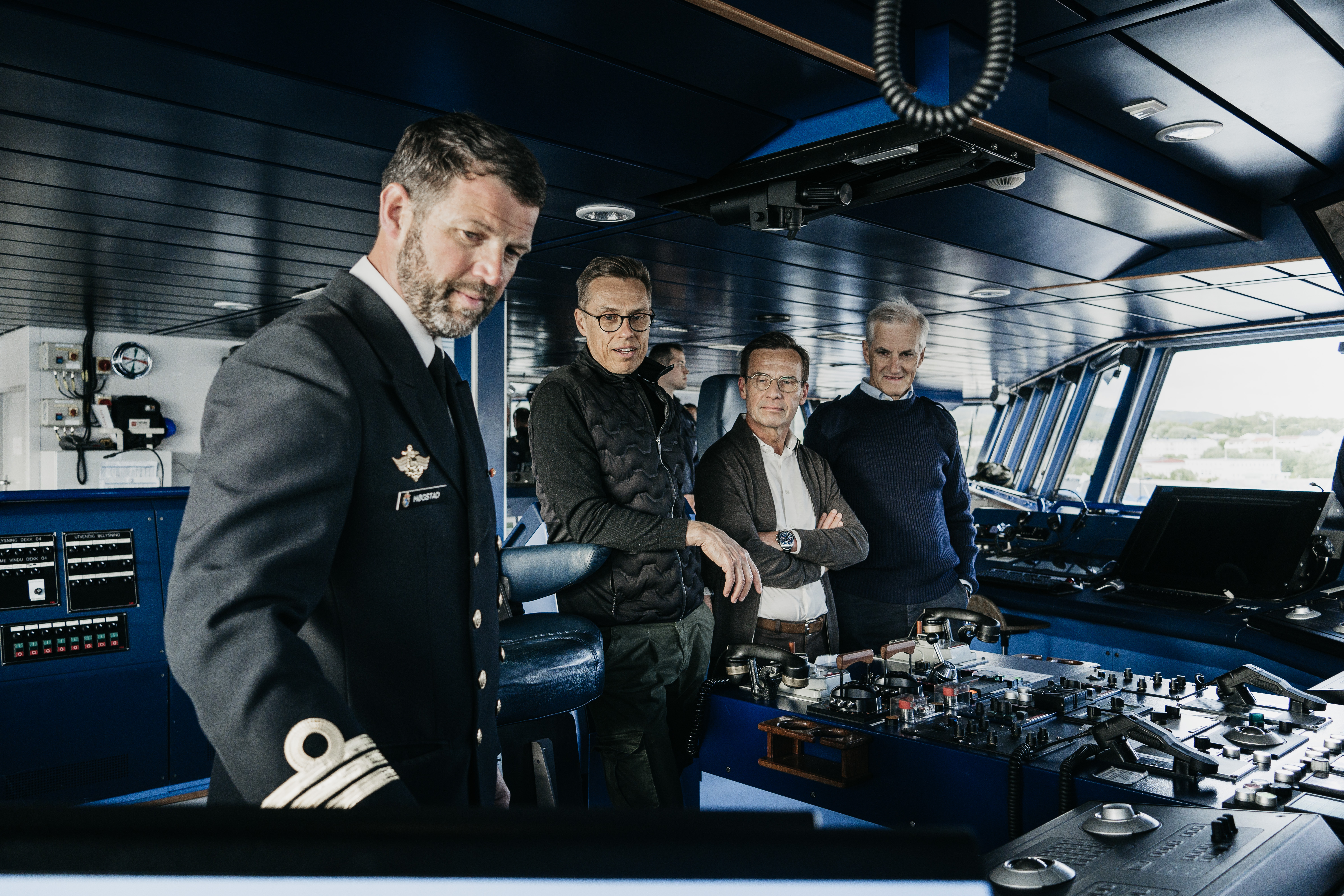 De två statsministrarna och Finlands president på ett skepp.