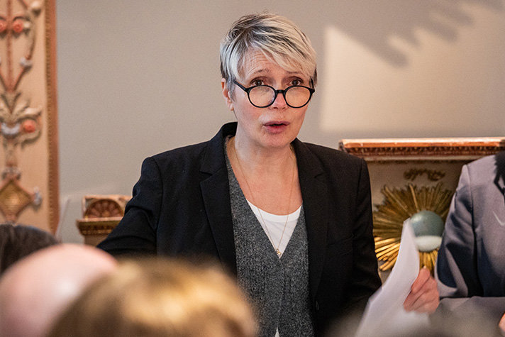 Rebecka Glaser från Judiska centralrådet presenterar.