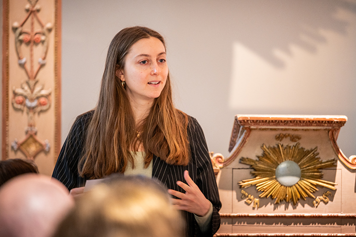 Naima Grossman, generalsekreterare för Judiska Ungdomsförbundet presenterar. 