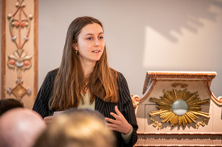 Naima Grossman, generalsekreterare för Judiska Ungdomsförbundet presenterar.