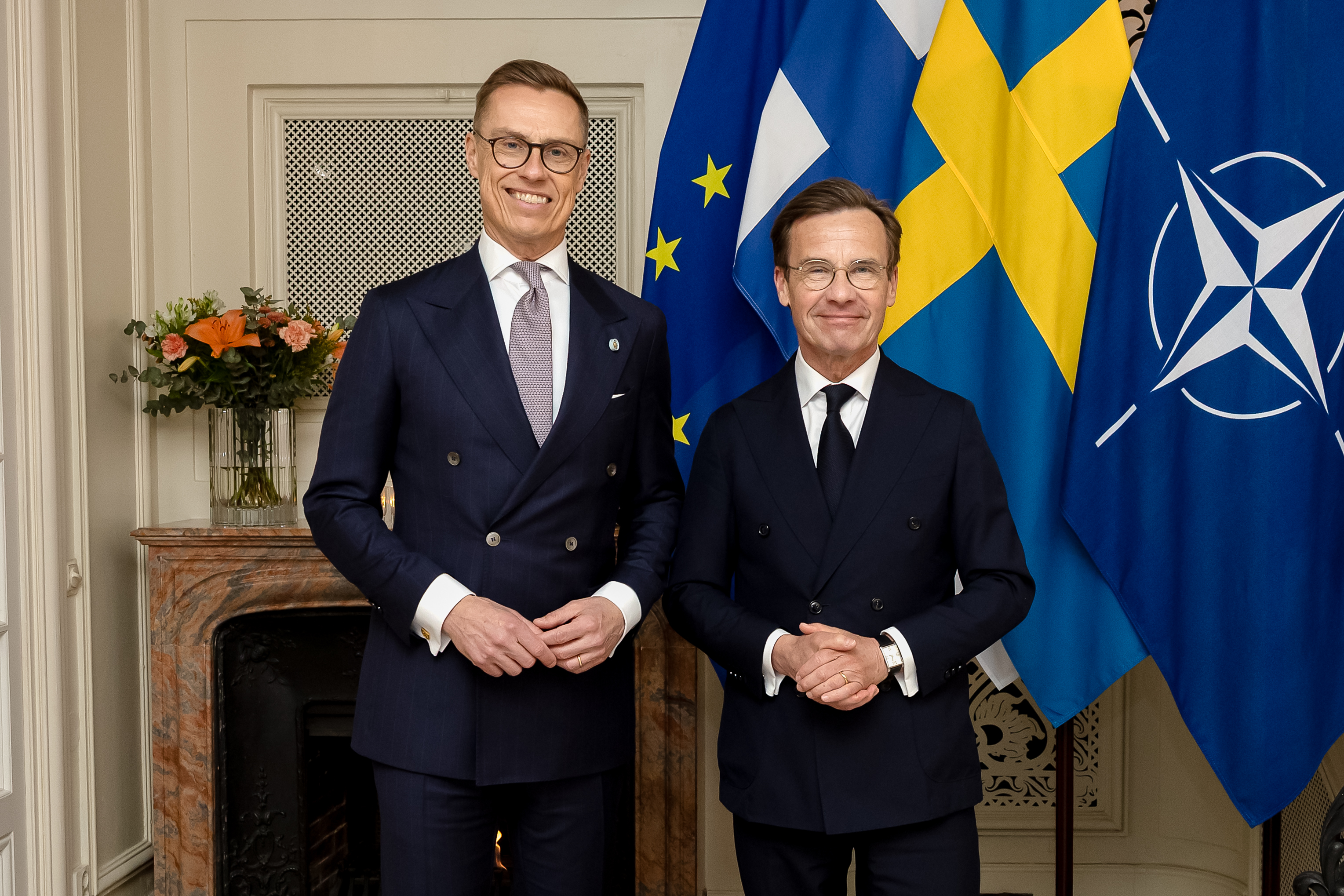 Alexander Stubb och Ulf Kristersson under besöket i Stockholm, de står framför flaggor.