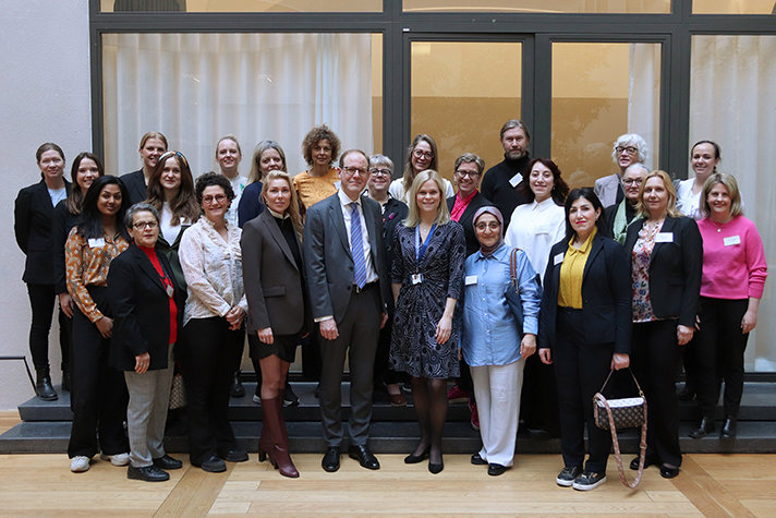 En gruppbild på alla deltagarna vid mötet. I mitten står jämställdhets- och biträdande arbetsmarknadsminister Paulina Brandberg.