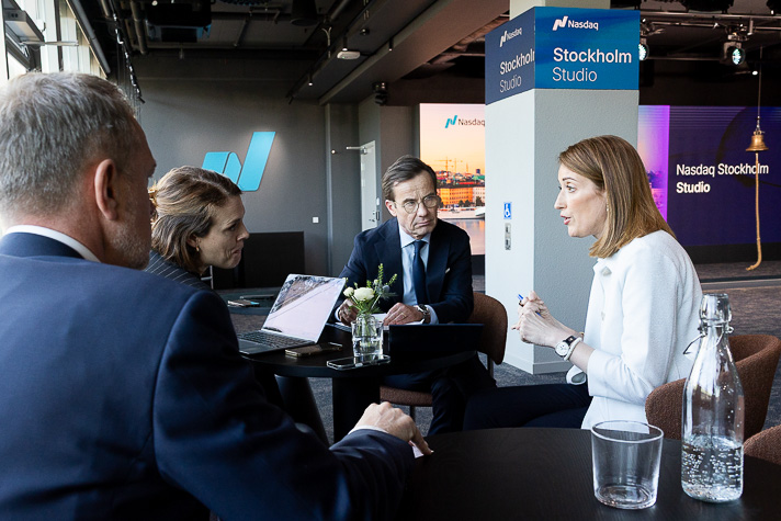 Ulf Kristersson och Roberta Metsola sitter vid ett bord och samtalar.