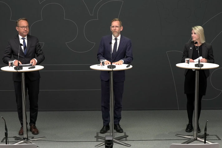 De medverkande står bakom var sin talarpulpet.