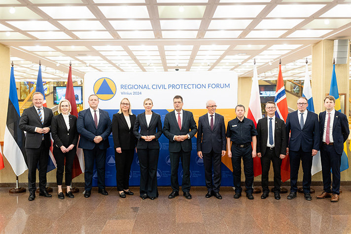 Flera personer står uppställda på rad bredvid varandra.