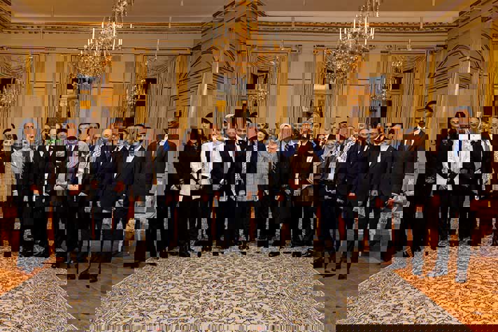 Gruppbild på Billström och OIC-ambassadörerna