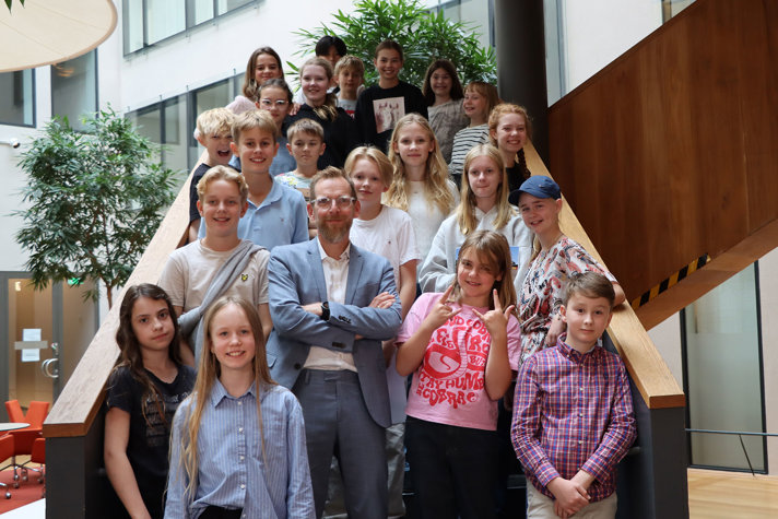 Gruppfoto på barnen med socialminister Jakob Forssmed. 