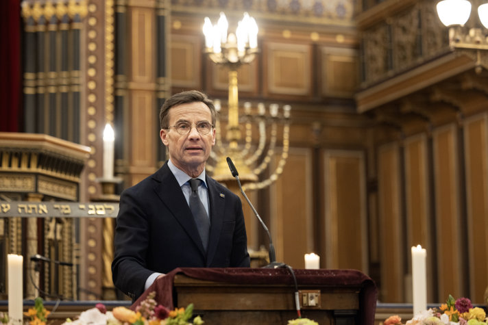 Statsminister Ulf Kristersson talade i Stora synagogan i samband med en minneshögtid för att hedra Förintelsens offer