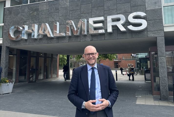 Arbetsmarknadsminister Johan Britz besökte Chalmers Tekniska Högskola. Här står ministern framför högskolan.