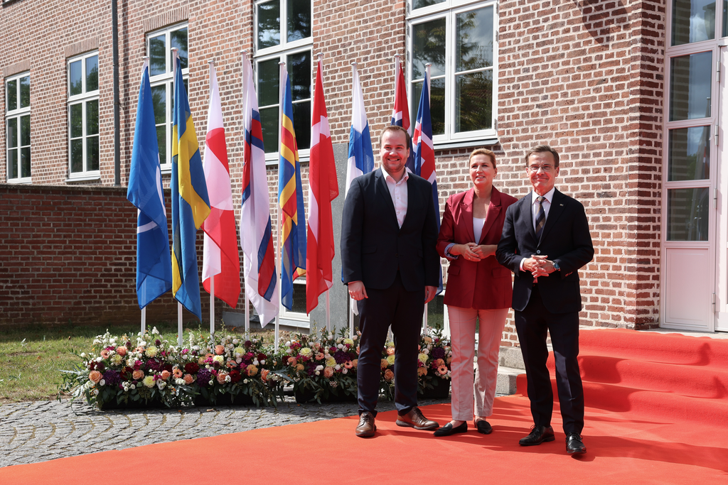 Statsminister Ulf Kristersson står bredvid Danmarks statsminister Mette Frederiksen och Färöarnas lagman Beinir Johannesen.