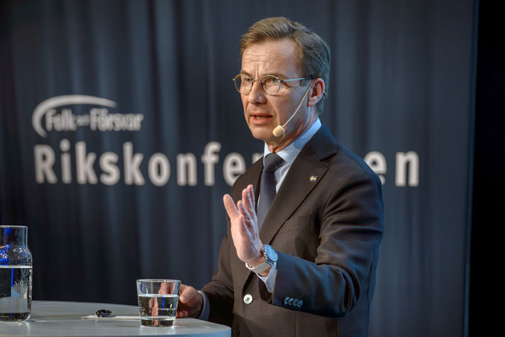 Statsminister Ulf Kristersson i en talarstol.