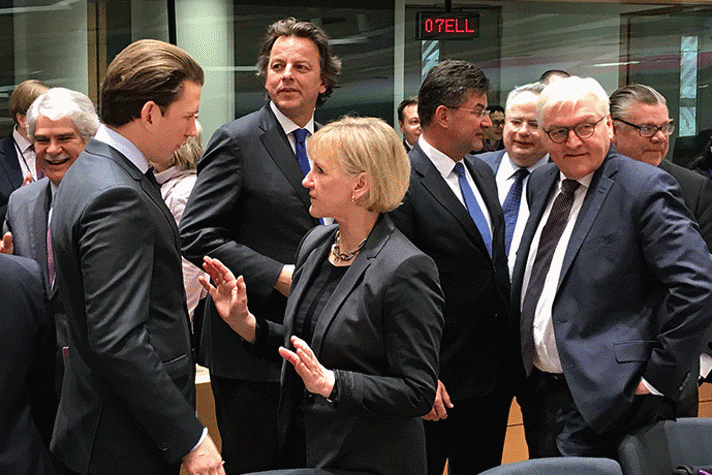 Utrikesminister Margot Wallström samtalar med kollegor på utrikesmötet 16 januari 2016