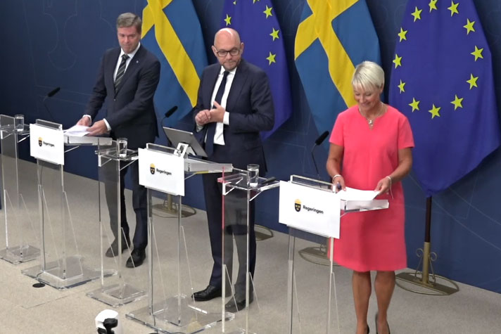 De medverkande står vid var sin talarstol.