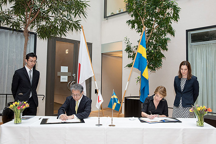 Japans ambassadör Shigeyuki Hiroki och socialförsäkringsminister Annika Strandhäll undertecknar socialförsäkringsavtal.