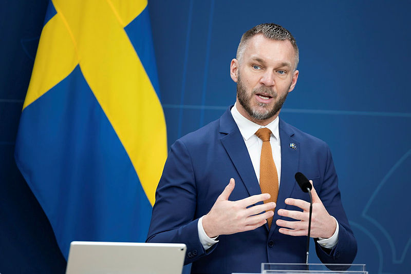 Civilminister Erik Slottner under en pressträff om satsningar för att strypa den kriminella ekonomin.