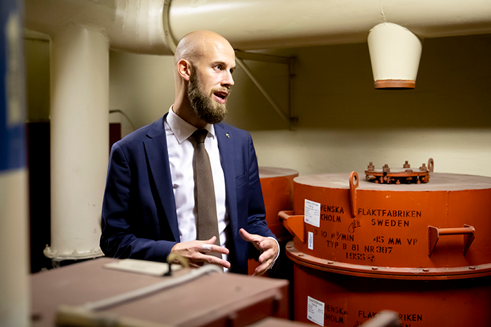 Carl-Oskar Bohlin, minister för civilt försvar, besöker Katarinaberget som ett led i satsningen att stärka civilbefolkningen vid krig.