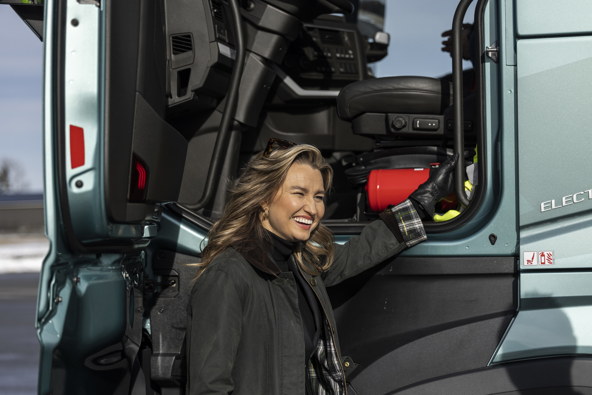 Energi- och näringsminister Ebba Busch provkör eldriven tung lastbil under informellt ministermöte vid Trosta park.