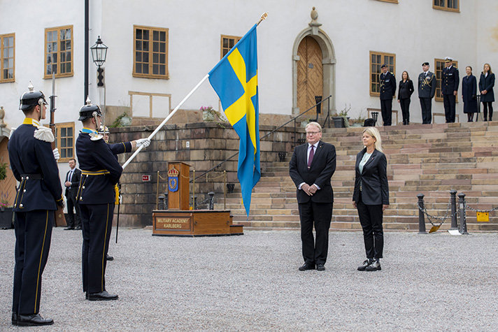 Peter Hultqvist och Klaudia Tanner står utanför Karlbergs slott, Stockholm.