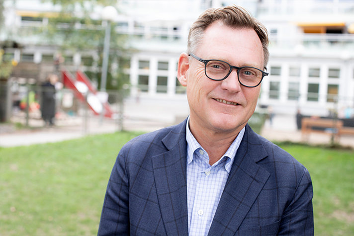 Peter Fredriksson står utomhus