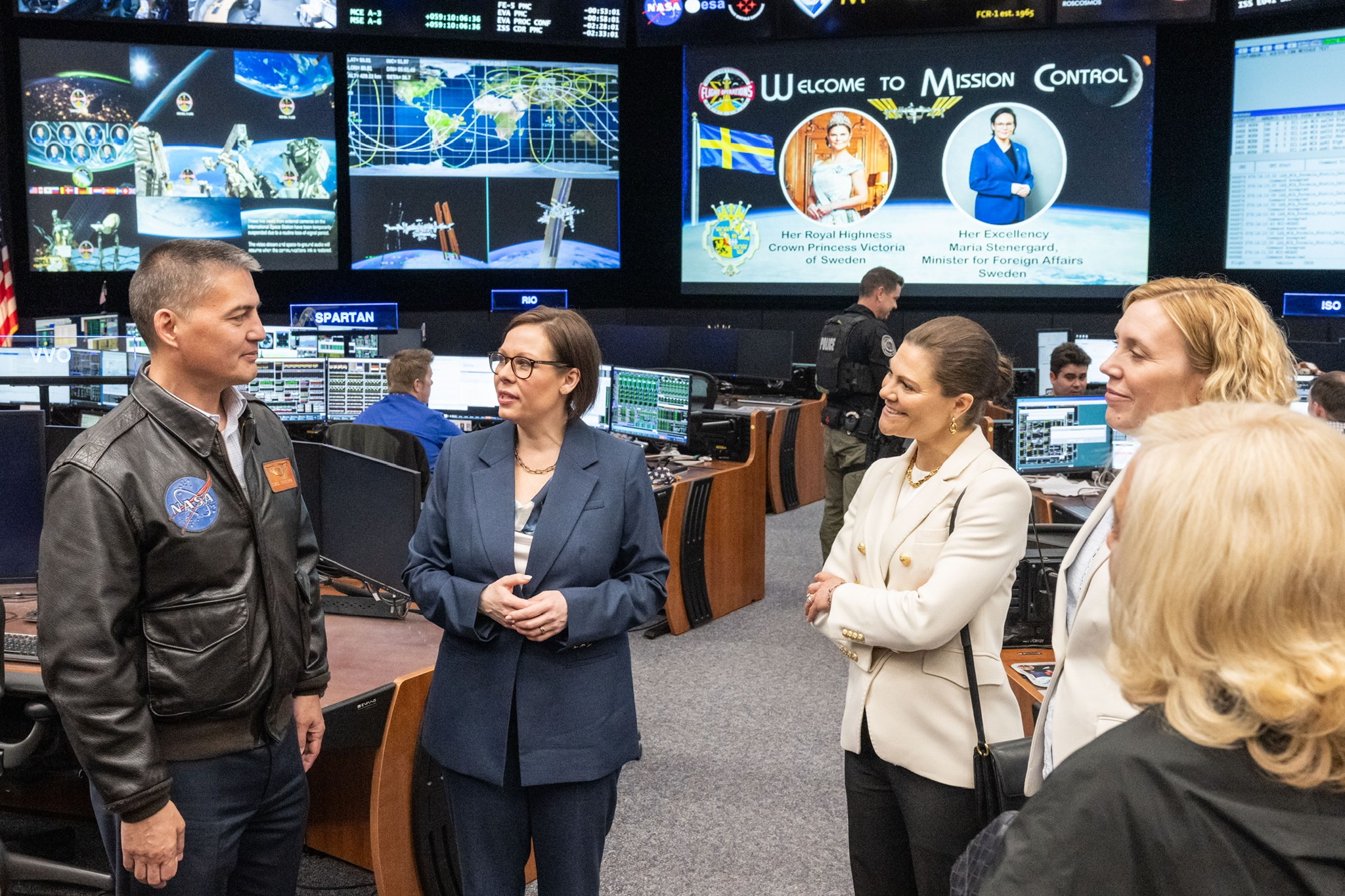 Utrikesministern och kronprinsessan talar med astronauten Kjell Lindgren.