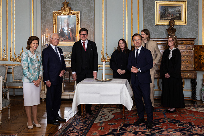 DD.MM. Konungen och Drottningen, talman Andreas Norlén och statsminister Ulf Kristersson vid gåvoöverlämningen på Kungliga slottet med anledning av Kungaparets guldbröllop.