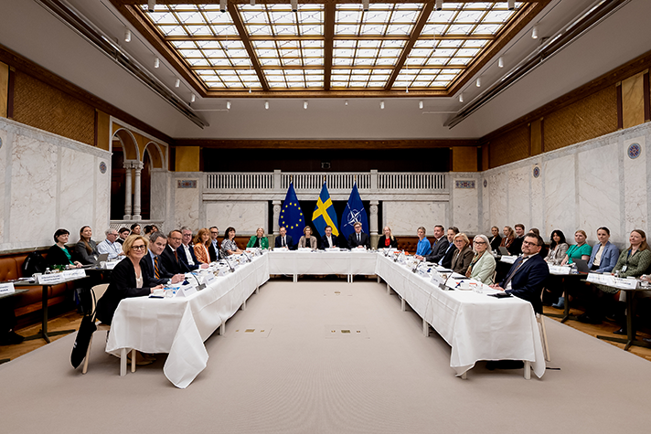 Mötesdeltagarna sitter vid ett U-format bord i ett mötesrum i Rosenbad.