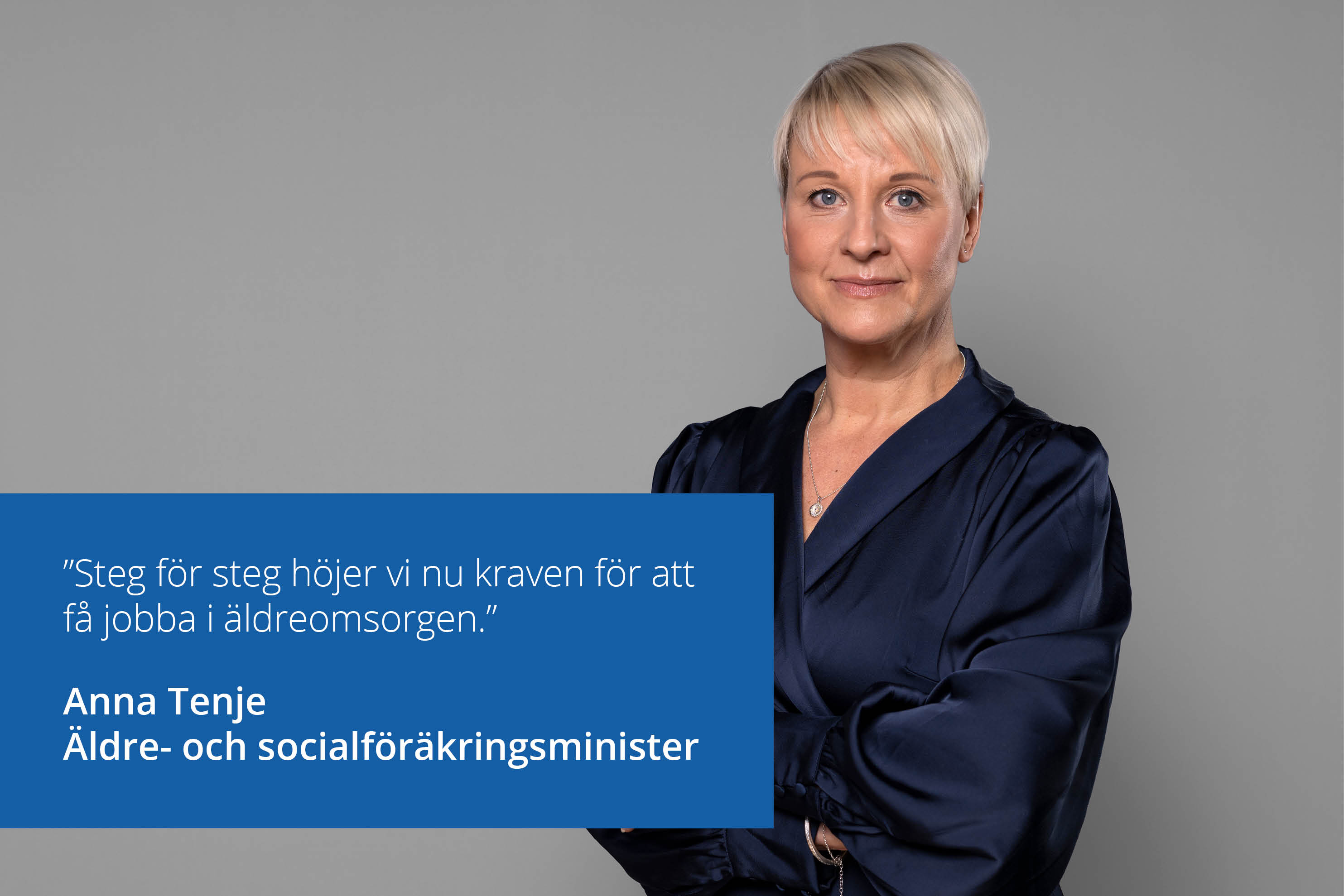 Pressbild på Anna Tenje med del av citatet: "Steg för steg höjer vi nu kraven för att få jobba inom äldreomsorgen.".