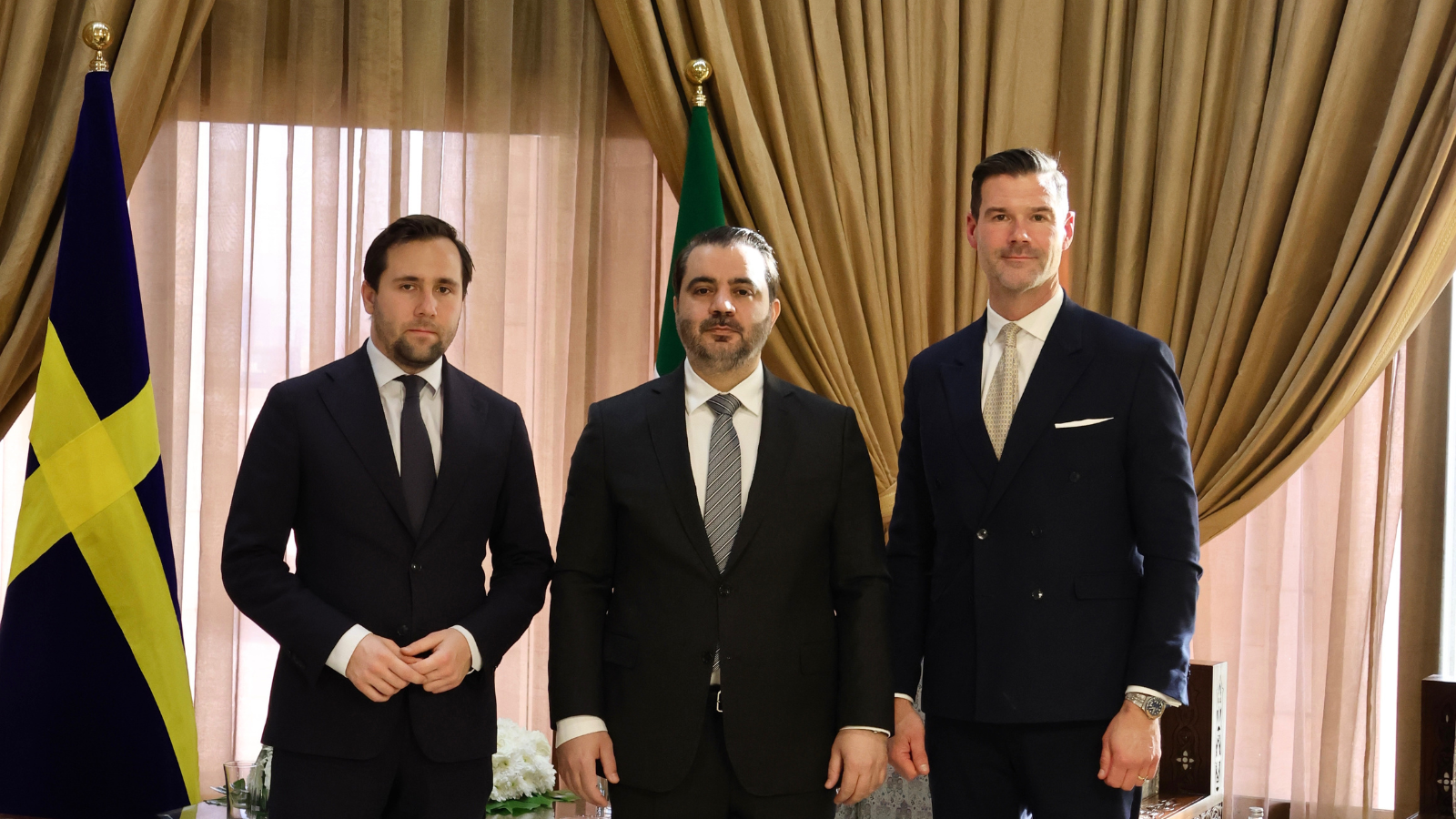 Johan Forsell och Benjamin Dousa står bredvid Syriens utrikesminister.