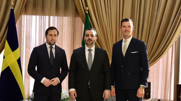 Johan Forsell och Benjamin Dousa står bredvid Syriens utrikesminister.