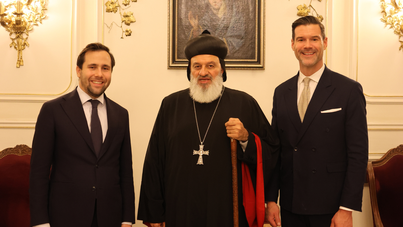 Johan Forsell och Benjamin Dousa står bredvid en syrisk-ortodoxa överstepräst.