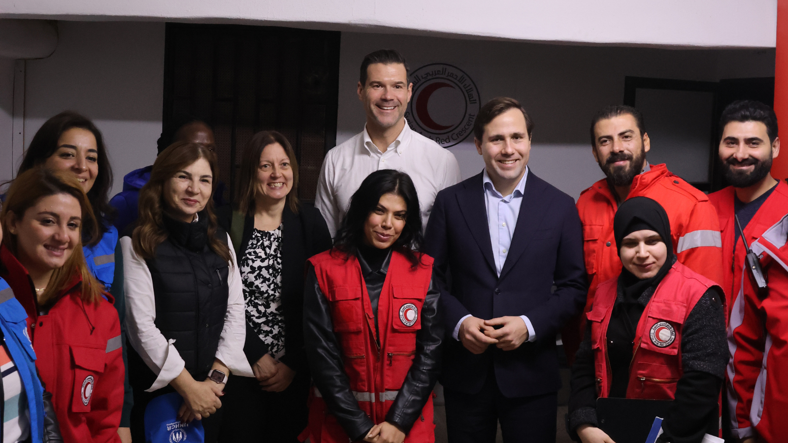Johan Forsell och Benjamin Dousa tillsammans med personer från UNCHR och Syriska röda halvmånen.
