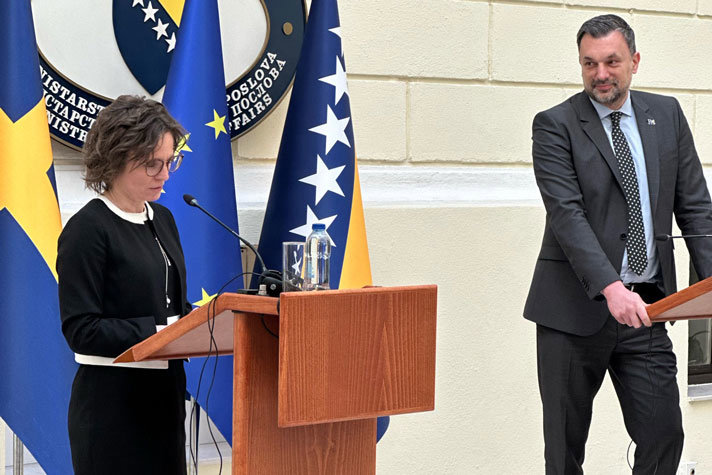 EU-minister Jessika Roswall står i en talarstol och håller pressträff tillsammans med Bosnien och Hercegovinas utrikesminister Elmedin Konaković.