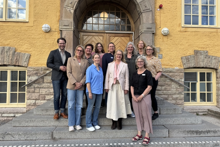 Deltagarna på trappan framför skolan.