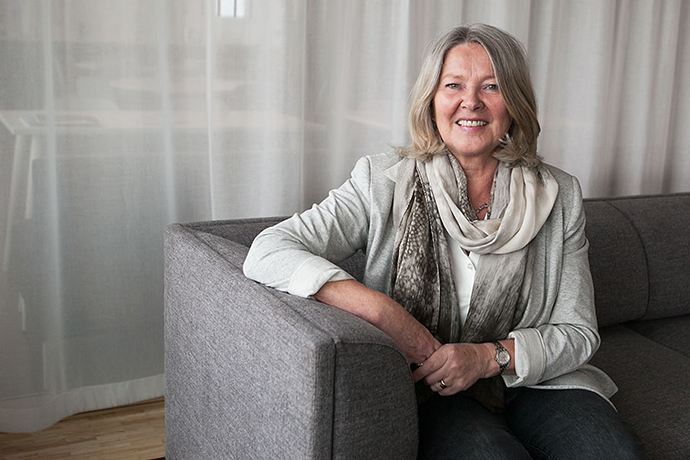Lisa Sennerby Forsse sitter i en soffa