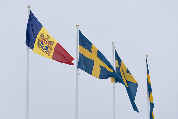 Moldaviens flagga och Sveriges flagga. 