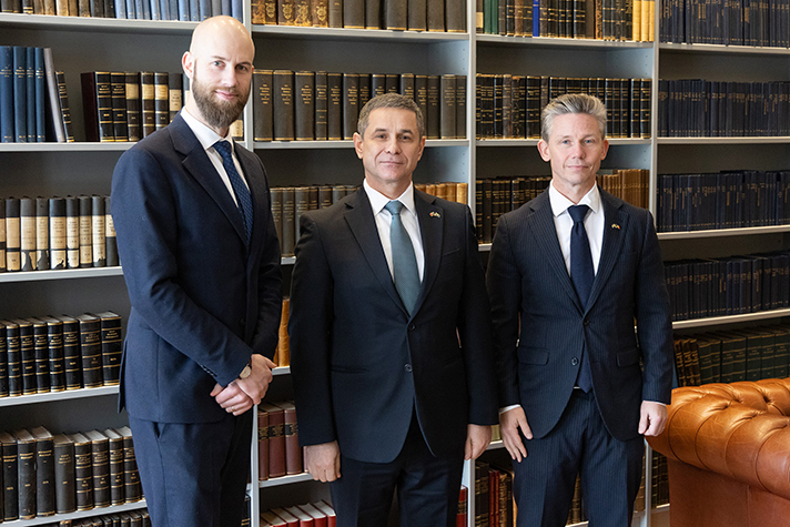 Från vänster i bild Carl-Oskar Bohlin, Anatolie Nosatîi och Pål Jonson vid Karlbergs slott.