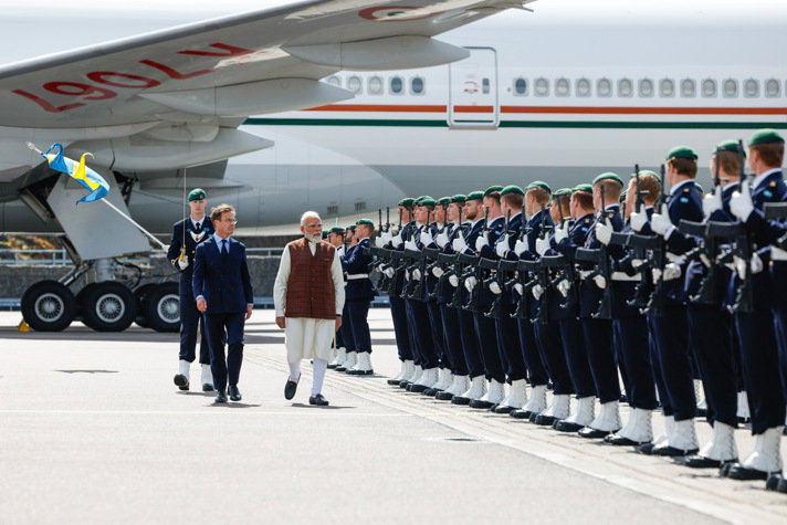 Ulf Kristersson och Narendra Modi går framför honnörsvakt, där soldater står uppställda på rad.