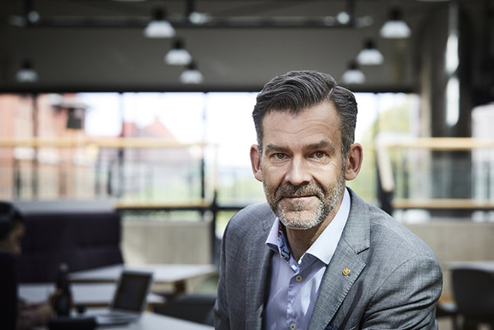 Fredrik Hörstedt, vicerektor, Chalmers. står i en kontorsmiljö.