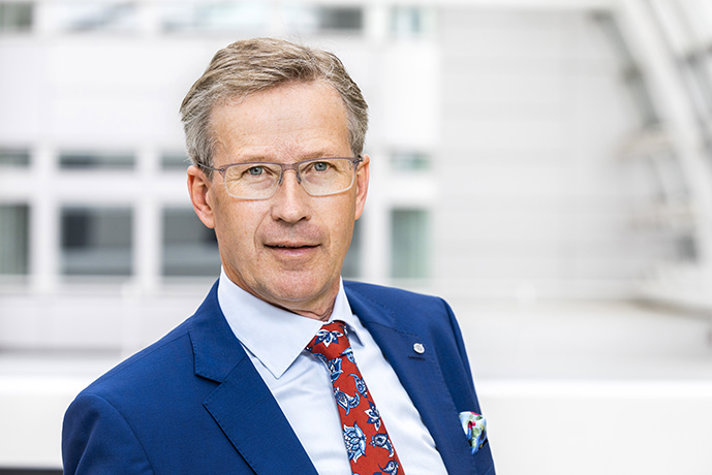 Lars Hultman, VD, Stiftelsen för strategisk forskning står mot en ljus bakgrund.