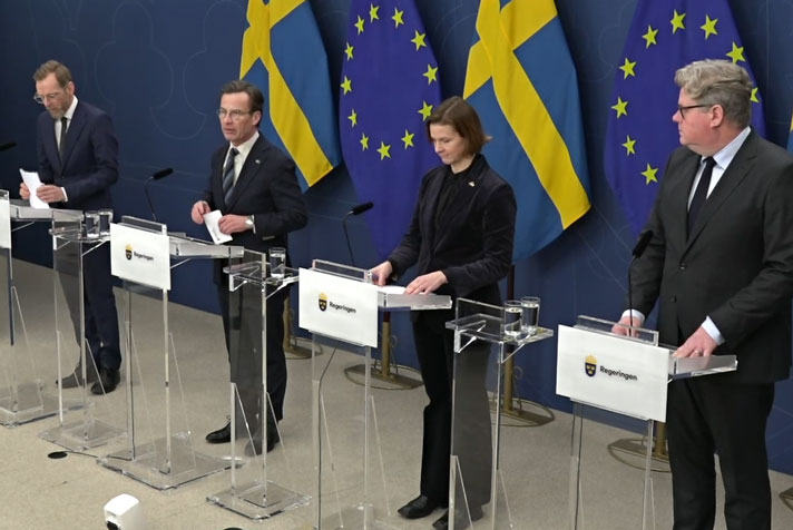 De medverkande avbildade snett ovanifrån stående vid var sin talarstol