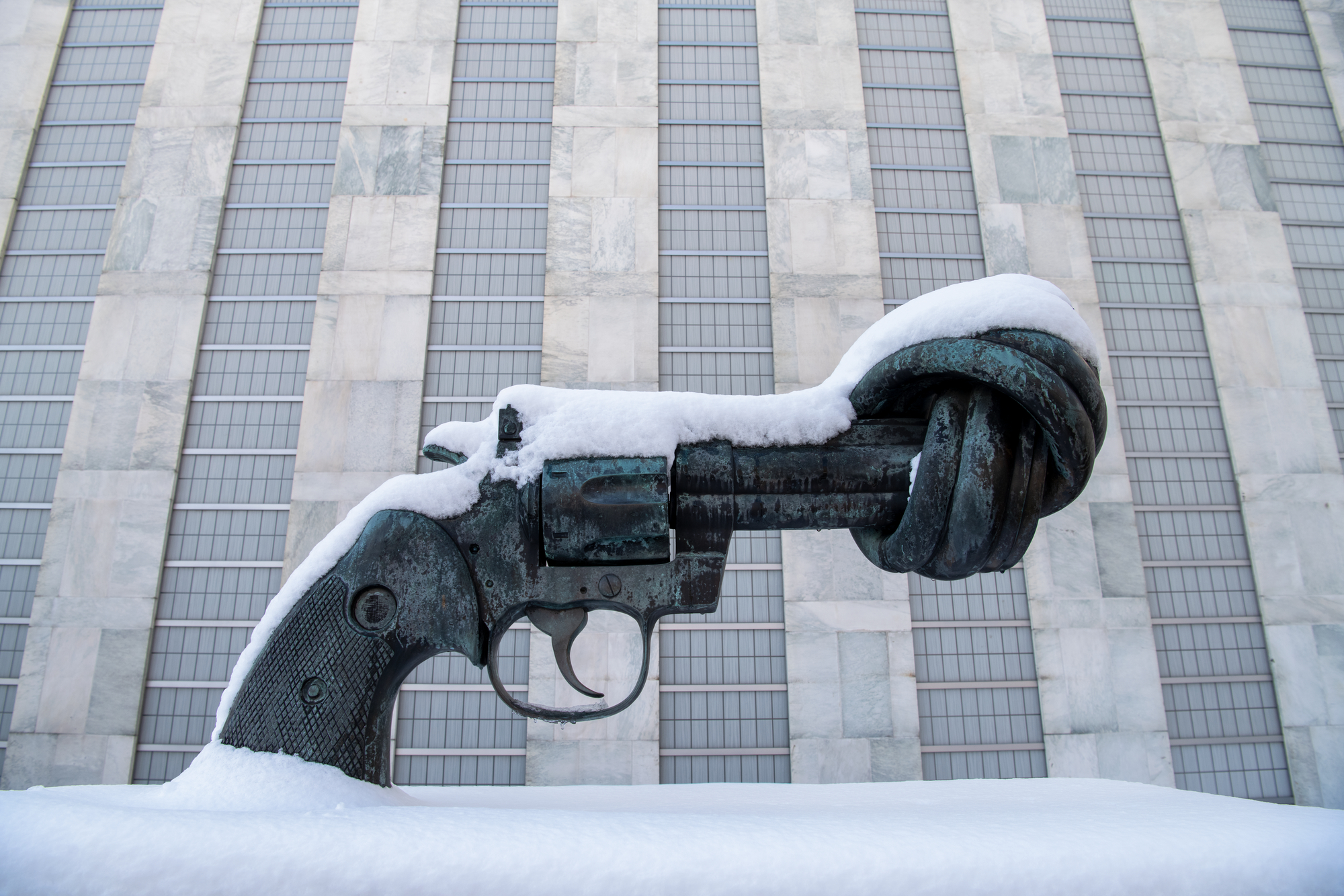 Non-Violence-statyn utanför FN:s högkvarter täckt i snö.