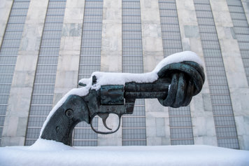 Non-Violence-statyn utanför FN:s högkvarter täckt i snö.